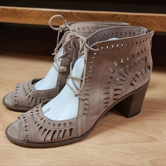 Vince Camuto Suede Leather Tarita Laser Cut Lace Up Ankle Open Toe Heels Sz 13 - Picture 15 of 16